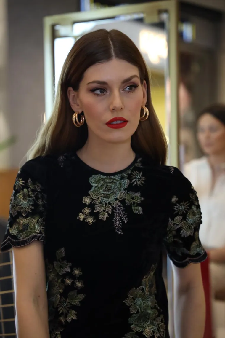 &quot;Petar nije bio moja simpatija dok nisam shvatila da sam ja njegova simpatija. Odjednom ga je bilo &apos;mnogo&apos;. Mi iz razreda smo negdje išli i onda je on stalno išao s nama. Sjedio je pored mene, a kad sam shvatila da mu se sviđam, shvatila sam da ni on nije loš (smijeh). Zanimljiva situacija dogodila nam se nakon jednog castinga&quot;, govorila je ranije.