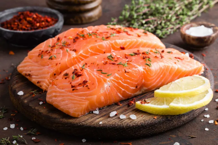1. Masna riba: Losos, srdele, haringe i inćuni bogati su omega-3 masnim kiselinama, koje pomažu smanjiti upale i rizik od ateroskleroze. Omega-3 masne kiseline mogu smanjiti količinu štetnih masnoća u krvi i poboljšati razinu &quot;dobrog&quot; kolesterola, što doprinosi zdravijim arterijama. Stručnjaci preporučuju konzumaciju ribe barem dva puta tjedno.