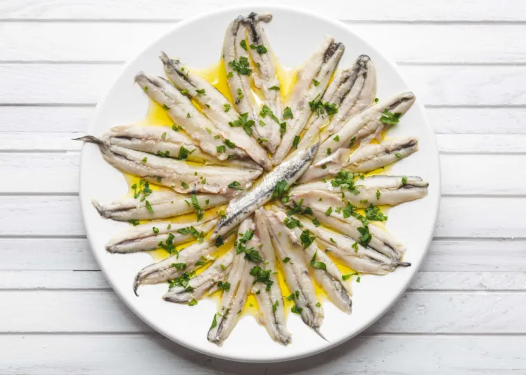 2. Inćuni: Omega-3 masne kiseline pomažu u smanjenju izraženosti molekula za prianjanje stanica. To su proteini koji omogućuju stanicama da se &quot;spajaju&quot; jedna s drugom i s drugim tkivima, što može dovesti do začepljenja krvnih žila.