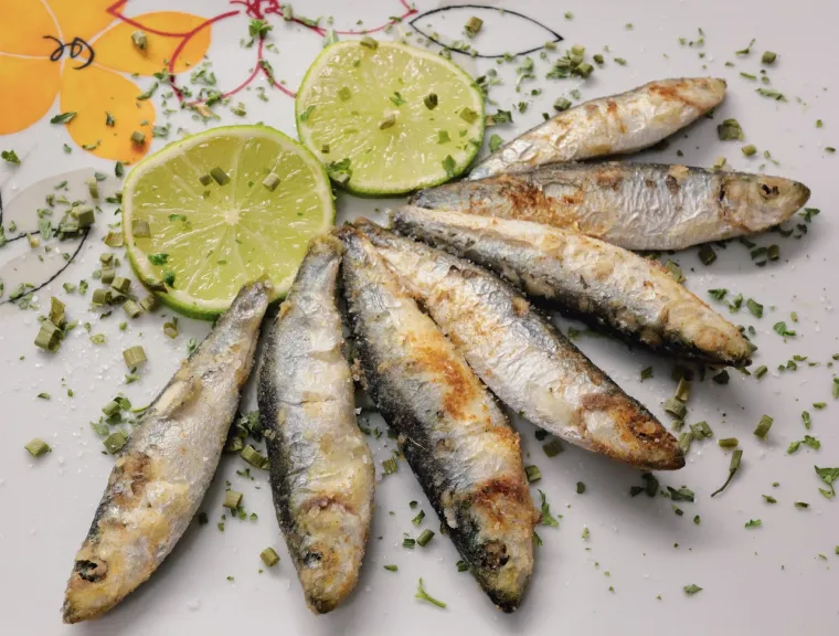 3. Sardine: Omega-3 masne kiseline mogu smanjiti rizik od krvnih ugrušaka, sniziti razinu triglicerida (vrste masti u krvi) i povećati razinu dobrog HDL kolesterola. Prema Nacionalnoj zdravstvenoj službi Ujedinjenog Kraljevstva (NHS), zdrava i uravnotežena prehrana trebala bi uključivati barem dvije porcije ribe tjedno, uključujući jednu porciju masne ribe.