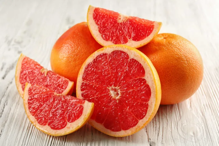 8. Citrusno voće: Ovo voće je bogato dobrim sastojcima. Sadrži polifenolne spojeve zvane flavonoidi, koji imaju snažna antioksidativna svojstva. Citrusno voće s niskim udjelom šećera, poput grejpa, najbolji je odabir.