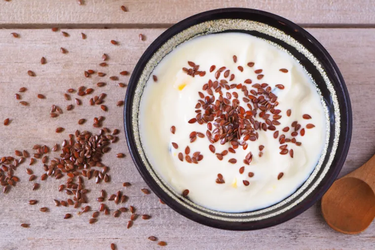 10. Prirodni jogurt s lanenim sjemenkama: Većina nutricionista preporučuje mljevene lanene sjemenke jer su lakše probavljive. Jedna do dvije žlice dnevno smatraju se zdravom količinom, a idealno je posipati ih po jogurtu.