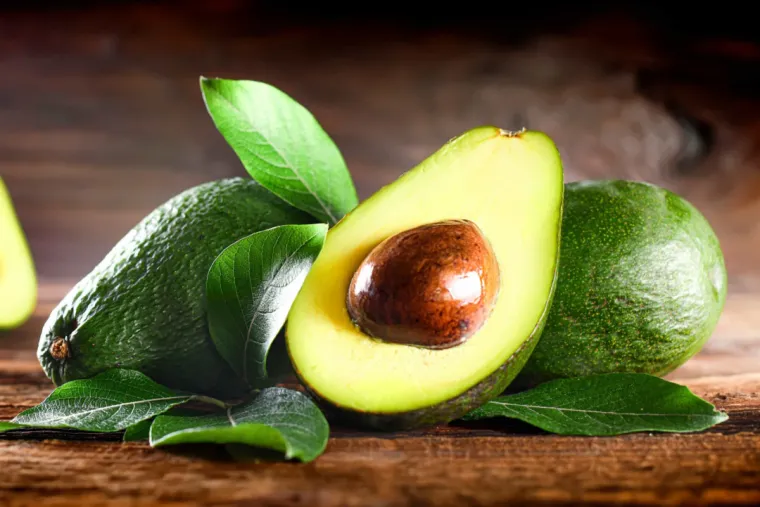 12. Avokado: Sadrži malu količinu zasićenih masti, ali zdravstvene prednosti ovog ukusnog voća daleko nadma&scaron;uju bilo kakve negativne aspekte, a najvažnije je to &scaron;to je bogato mononezasićenim masnim kiselinama koje stabiliziraju razinu &scaron;ećera u krvi i reguliraju kolesterol.