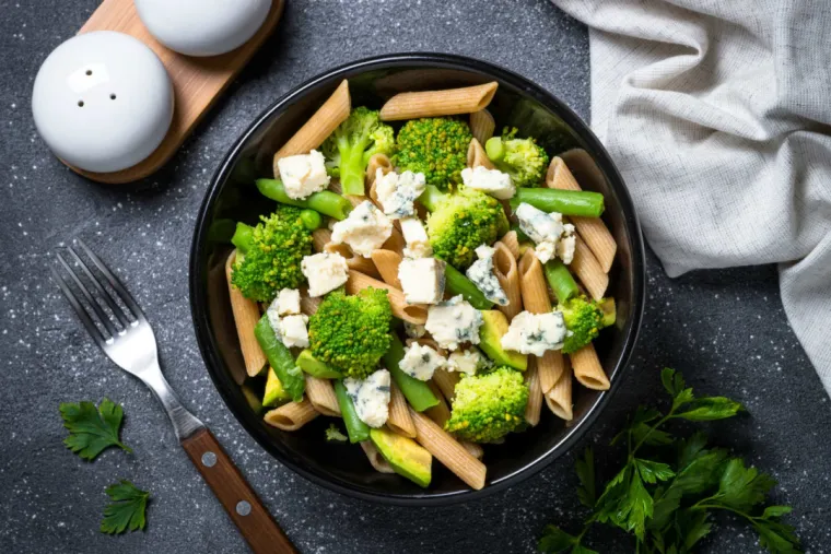 20. Integralna tjestenina s brokulom: Kupusnjače također sadrže obilje vlakana koja stabiliziraju razinu &scaron;ećera u krvi i snižavaju kolesterol. Napravite zdravu večeru - integralnu tjesteninu s brokulom, avokadom, grahom, gra&scaron;kom i plavim sirom.