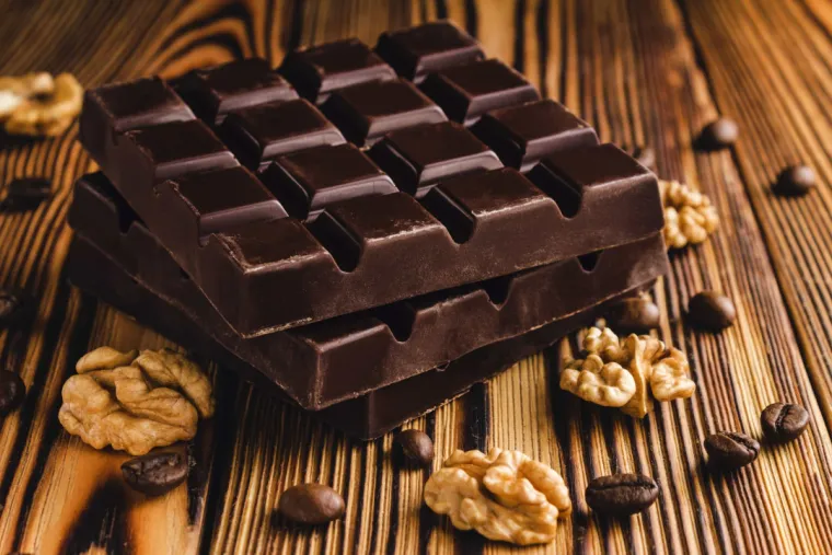 24. Kakao i tamna čokolada: U umjerenim količinama, tamna čokolada može spriječiti razvoj ateroskleroze jer je snažan izvor polifenolnih spojeva, posebno flavonola iz kakaa, koji pomažu u snižavanju krvnog tlaka i pobolj&scaron;anju protoka krvi.