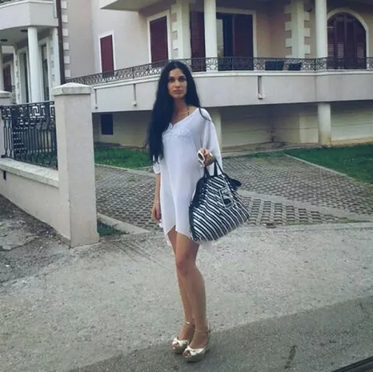 Ipak, romansa koja je bila pod povećalom javnosti, naglo je utihnula. Neki su mediji primijetili da je Ivana, nakon povratka u Beograd, skinula prsten, što je samo dodatno potaknulo sumnje u status njihove veze. 