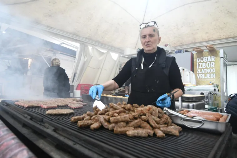 Vrte se janjetina, odojak, ćevapi: Gladni ostati nećete, ali će vam novčanik plakati