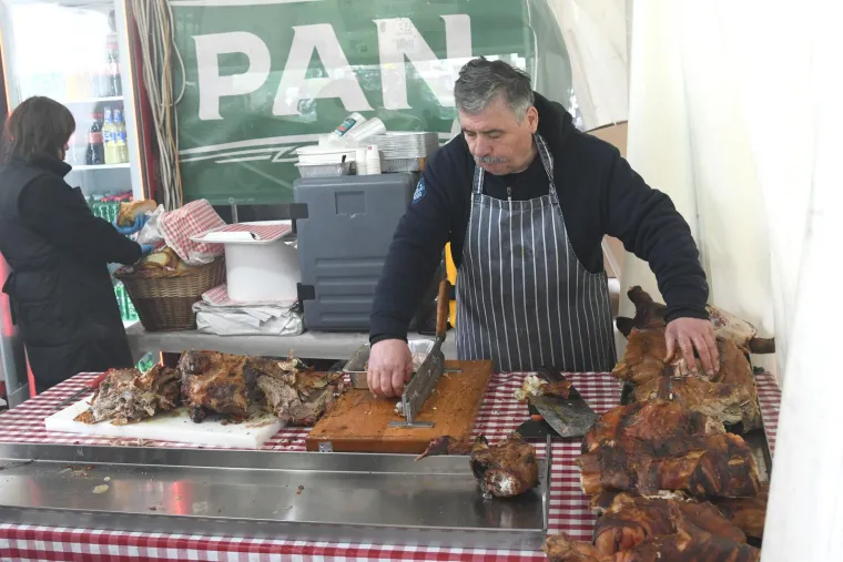 Vrte se janjetina, odojak, ćevapi: Gladni ostati nećete, ali će vam novčanik plakati