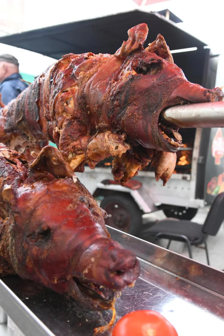 Vrte se janjetina, odojak, ćevapi: Gladni ostati nećete, ali će vam novčanik plakati