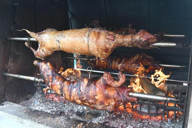 Vrte se janjetina, odojak, ćevapi: Gladni ostati nećete, ali će vam novčanik plakati