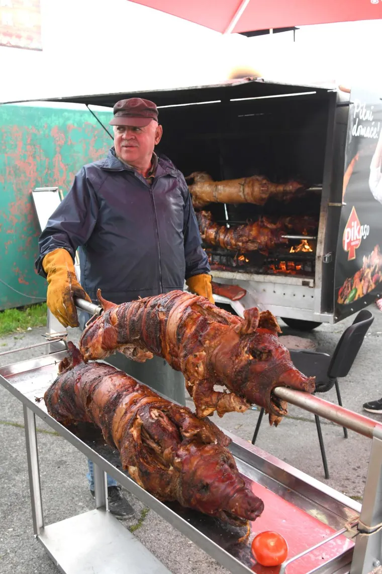 Vrte se janjetina, odojak, ćevapi: Gladni ostati nećete, ali će vam novčanik plakati