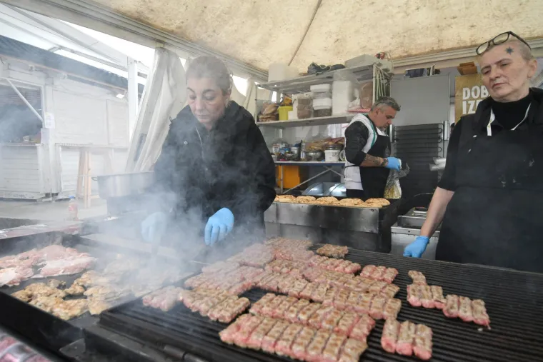 Vrte se janjetina, odojak, ćevapi: Gladni ostati nećete, ali će vam novčanik plakati
