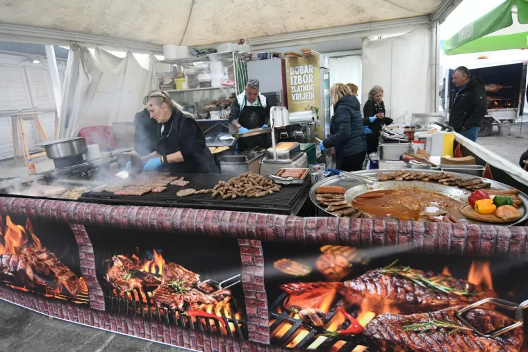 Vrte se janjetina, odojak, ćevapi: Gladni ostati nećete, ali će vam novčanik plakati