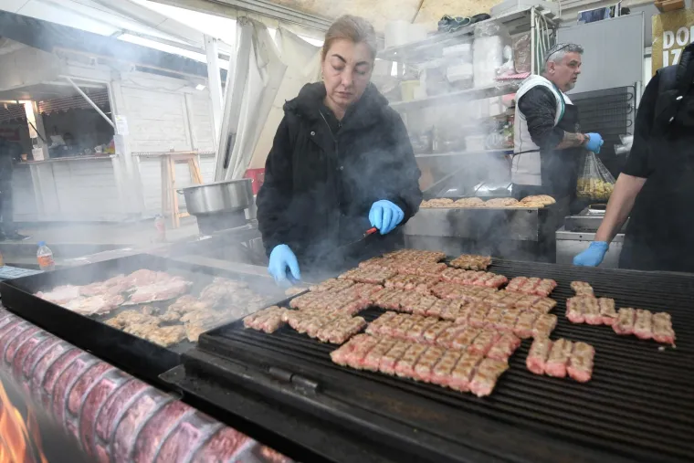 Vrte se janjetina, odojak, ćevapi: Gladni ostati nećete, ali će vam novčanik plakati