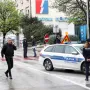 Prolaznik ih je zaustavio i upozorio da se nešto sumnjivo događa u banci, nakon čega su odmah reagirale i zaustavile službeno vozilo ispred poslovnice.
