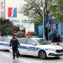 U tom trenutku, razbojnik je izašao iz banke, držeći zaštitara kao taoca, te se brzo udaljio iza ugla zgrade.