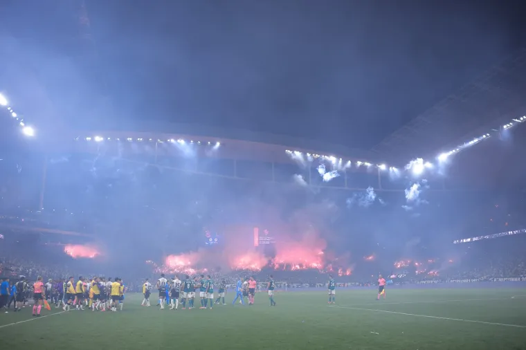 Strašna scena. Kavga između dva najveća rivala na terenu, bakljada na tribinama, a na semaforu rezultat koji Corinthians donosi naslov.