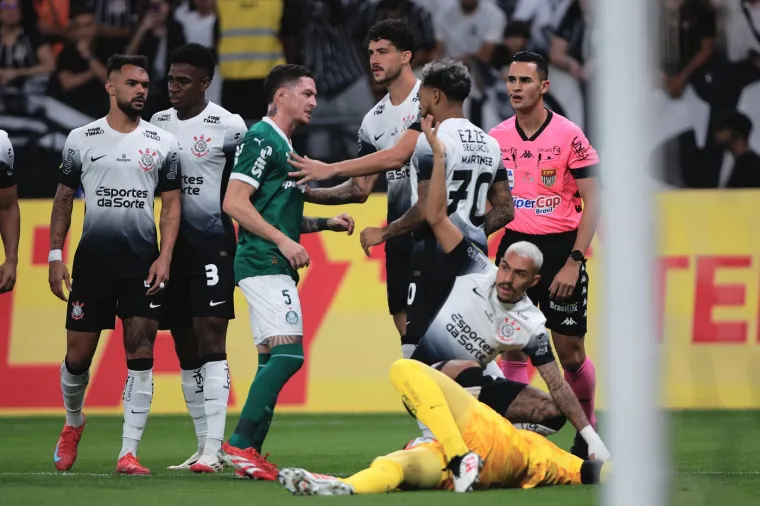 Tri crvena, opća makljaža, baklje na terenu i naslov Corinthiansu. Pogledajte ludnicu u Brazilu