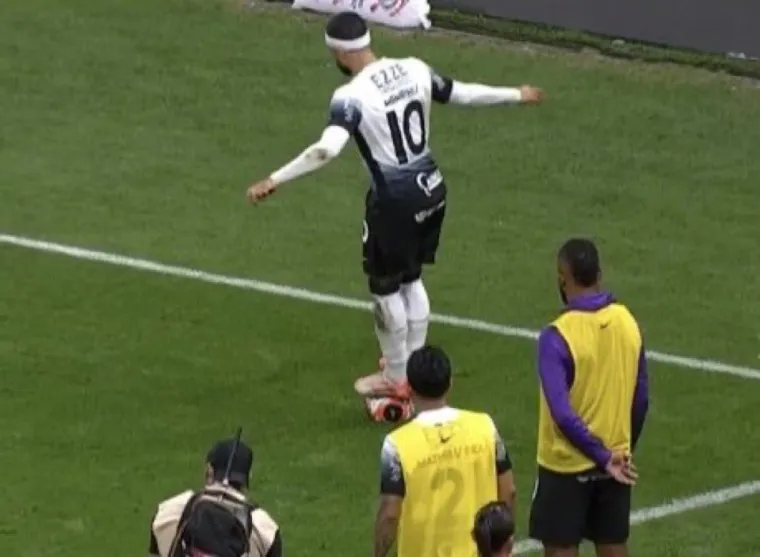 Depay je u 90. minuti krao vrijeme u kutu igrališta. U jednom trenutku je s obje noge stao na loptu što je navelo igrače Palmeirasa da polude i nastala je opća makljaža.