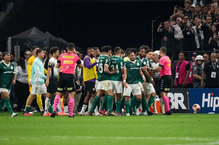 Tri crvena, opća makljaža, baklje na terenu i naslov Corinthiansu. Pogledajte ludnicu u Brazilu