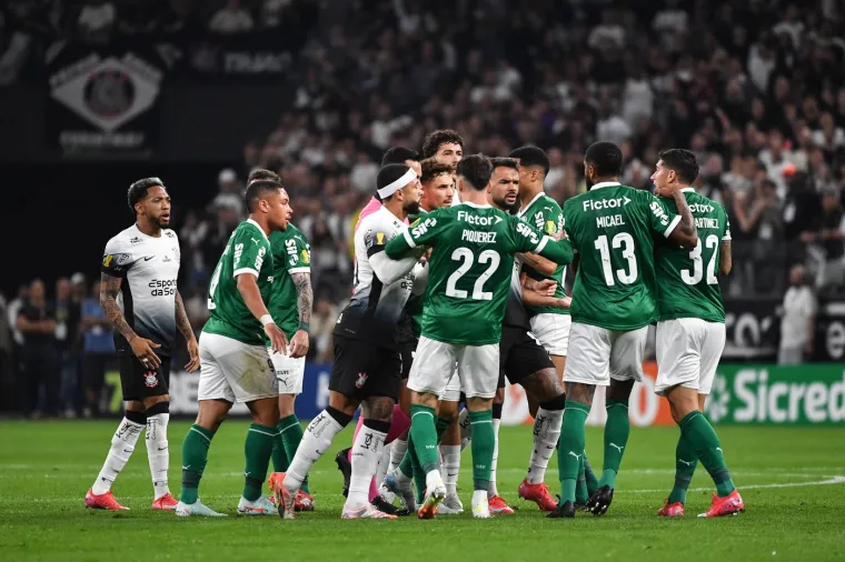 Tri crvena, opća makljaža, baklje na terenu i naslov Corinthiansu. Pogledajte ludnicu u Brazilu