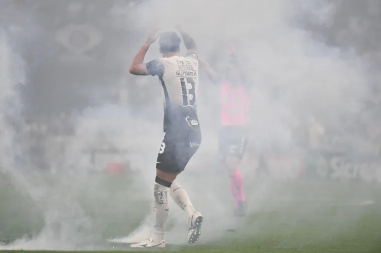 Baklje su stizale i na teren pa je utakmica na nekoliko minuta prekinuta. Četvrti sudac pokazao je 16 minuta nadoknade.