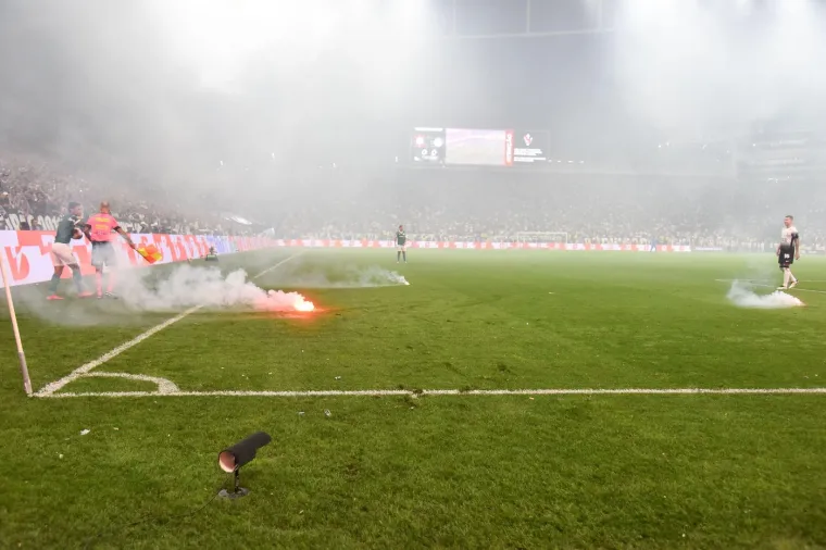 Tri crvena, opća makljaža, baklje na terenu i naslov Corinthiansu. Pogledajte ludnicu u Brazilu