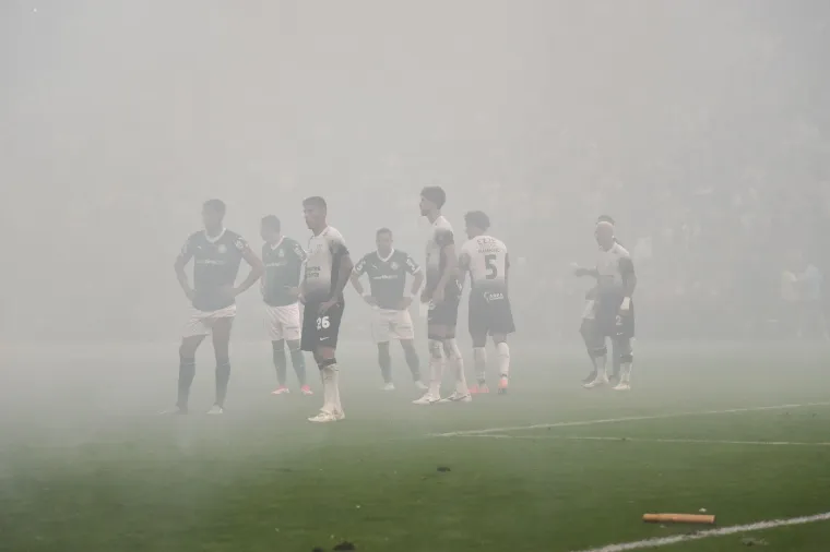 Tri crvena, opća makljaža, baklje na terenu i naslov Corinthiansu. Pogledajte ludnicu u Brazilu