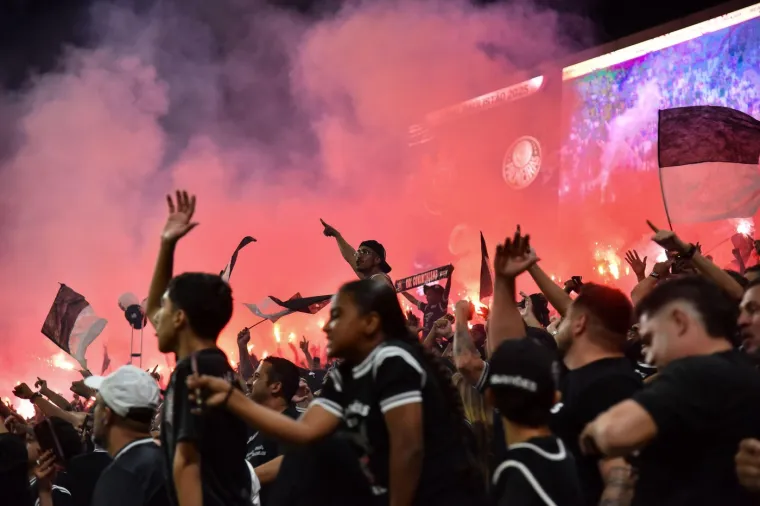 Tri crvena, opća makljaža, baklje na terenu i naslov Corinthiansu. Pogledajte ludnicu u Brazilu