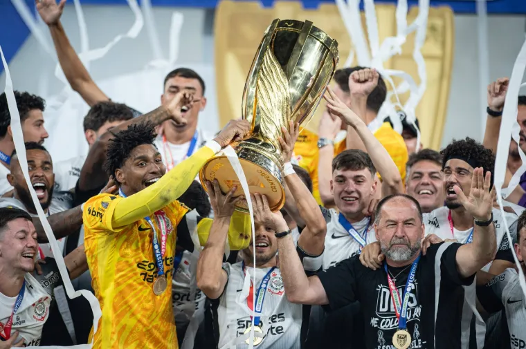 Tri crvena, opća makljaža, baklje na terenu i naslov Corinthiansu. Pogledajte ludnicu u Brazilu