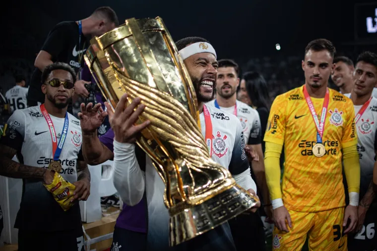 Tri crvena, opća makljaža, baklje na terenu i naslov Corinthiansu. Pogledajte ludnicu u Brazilu