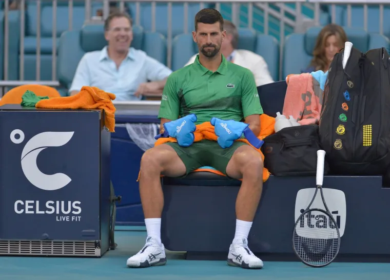 Naime, Đoković je u pauzama između gemova koristio neobične rukavice. 