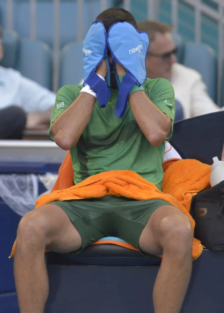 Mnogi su se upitali i je li to uopće legalno. Međutim, Novak ih je kupio za svega 23 dolara, a u pitanju su specijalne rukavice za hlađenje dlanova, koje su izrazito korisne na turnirima s visokim temperaturama.