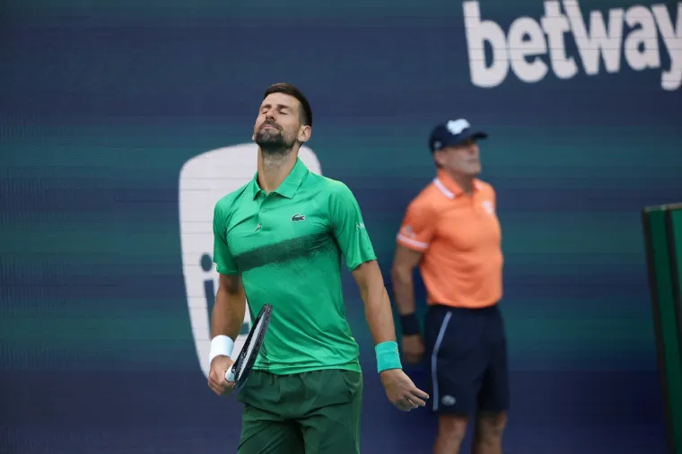 Kada osjeti pregrijavanje &scaron;aka, stavlja rukavice na nekoliko sekundi, &scaron;to mu pruža olak&scaron;anje. Ove rukavice su potpuno legalne za upotrebu, slično kao i instalacije s hladnim zrakom koje se koriste na turnirima poput US Opena ili Australian Opena. ​