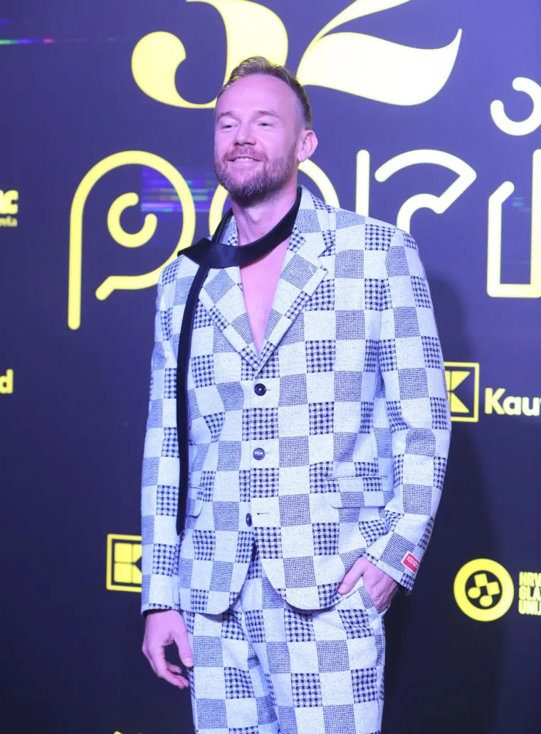 Pjevač Saša Lozar