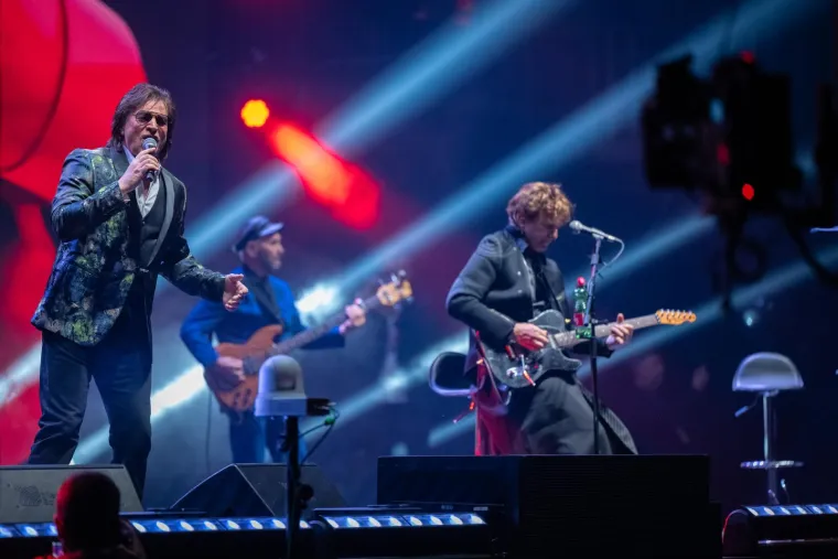 Na pozornici su zasjali legendarna postava benda: Goran Bregović na gitari, Alen Islamović i Mladen Vojičić Tifa kao vokali, Điđi Jankelić na bubnjevima, Zoran Redžić na basu, te Ogi Radivojević na klavijaturama. 