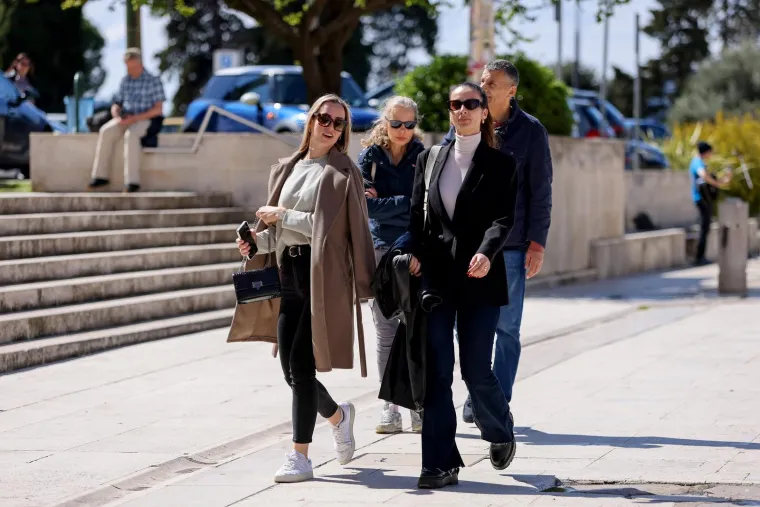 Nikada više zgodnih djevojaka na jednom mjestu: Pogledajte kako se uživalo u hrvatskom gradu