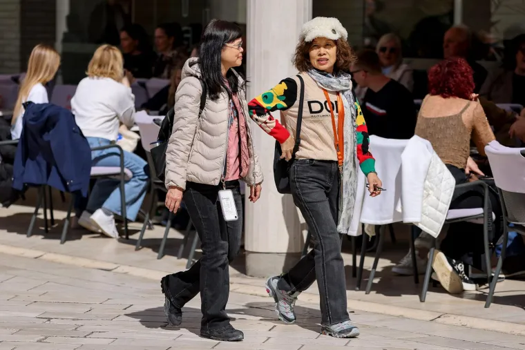 Nikada više zgodnih djevojaka na jednom mjestu: Pogledajte kako se uživalo u hrvatskom gradu