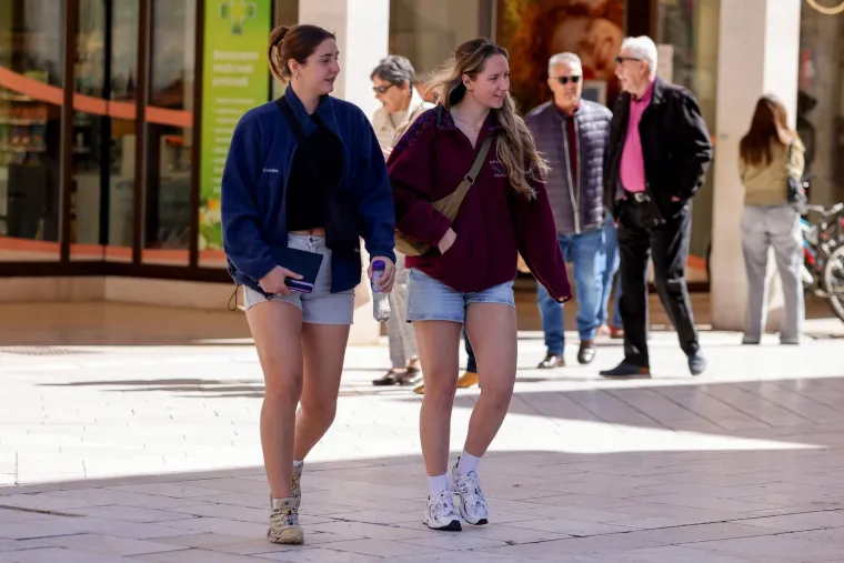 Nikada više zgodnih djevojaka na jednom mjestu: Pogledajte kako se uživalo u hrvatskom gradu