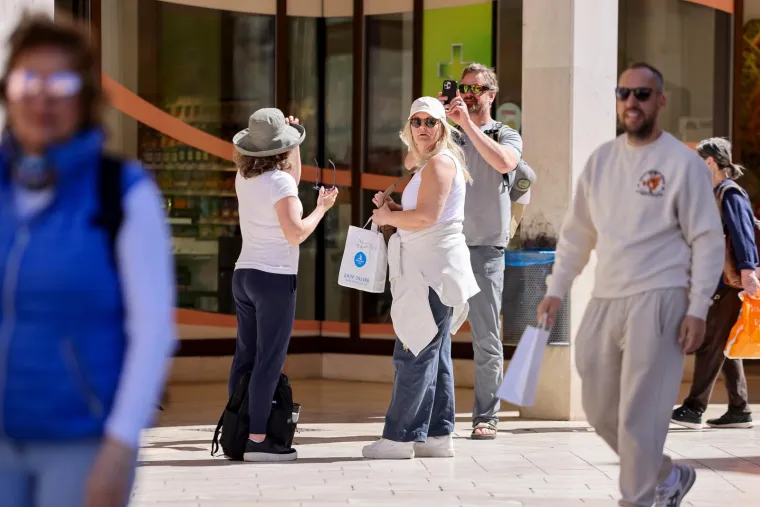 Nikada više zgodnih djevojaka na jednom mjestu: Pogledajte kako se uživalo u hrvatskom gradu