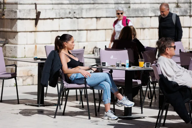 Nikada vi&scaron;e zgodnih djevojaka na jednom mjestu: Pogledajte kako se uživalo u hrvatskom gradu