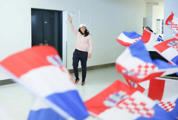 &quot;Hvala svima što ste došli i što me podržavate. Ponosna sam što sam se vratila s globusom, bilo je jako dramatično, bila je uzbudljiva, naporna i odlična sezona, neizvjesna do kraja. Nije bilo lako zadnje dvije utrke održati vodstvo, ali uspjela sam i to je najbitnije&quot;, rekla je Ljutić te se osvrnula i na posljednju utrku sezone u Sun Valleyu tijekom koje je morala braniti prednost ispred Švicarke Camille Rast i Austrijanke Katarine Liensberger:

&quot;Nakon prve vožnje nisam bila zadovoljna, bila sam svjesna pritiska i znala sam da će i druga vožnja biti pod takvim utjecajem i da će biti teško skijati slobodno kao što sam skijala u prvom mjesecu kad nisam imala što izgubiti. Bilo je puno lakše skijati druge vožnje kao vodeća i braniti vodstvo nego sada, braniti crveni broj. Probala sam se smiriti prije druge vožnje, staviti se u svoj &apos;film&apos; da dam najbolje od sebe, da budem dinamičnija nego u prvoj vožnji i znala sam da je to sve što mogu napraviti i uspjela sam.&quot;