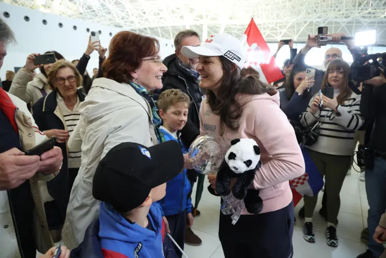 Zrinka je, podsjetimo, osvojila slalomski Mali kristalni globus zauzevši 10. mjesto na finalu Svjetskog kupa u američkom Sun Valleyu, što joj je bilo dovoljno za obranu vodeće pozicije s koje je krenula u posljednju utrku u sezoni.

Pobjednica zadnjeg slaloma u ovoj sezoni je Amerikanka Mikaela Shiffrin, kojoj je to ukupno 101. pobjeda u Svjetskom kupu, a 64. u slalomu. Druga je bila Njemica Lena Duerr sa zaostatkom od 1.13 sekundi, a treće mjesto je osvojila Slovenka Andreja Slokar (+1.14).