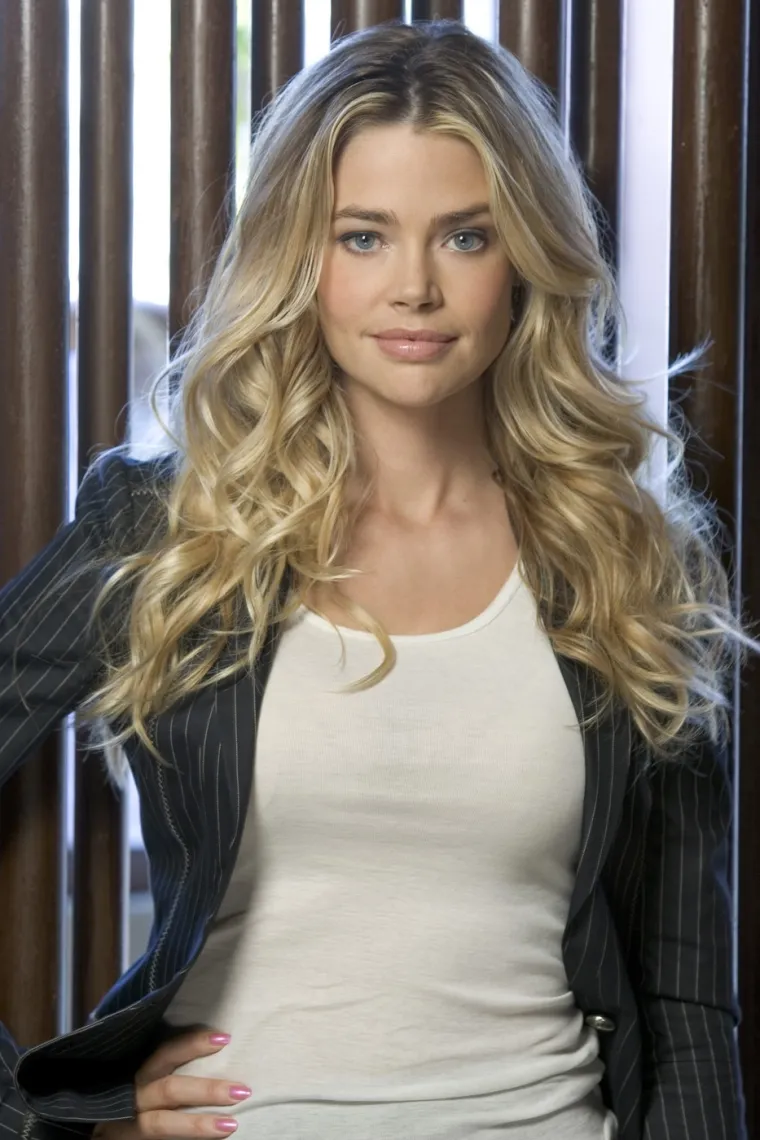 Denise Richards, glumica koja je osvajala svijet svojim izgledom i statusom jedne od najljepših žena na svijetu, danas se suočava s pitanjem koje mnoge javne osobe doživljavaju s godinama – je li njezina promjena stigla kao rezultat prirodnog starenja, ili je riječ o prekomjernom korištenju filera i estetskih tretmana u mladosti?