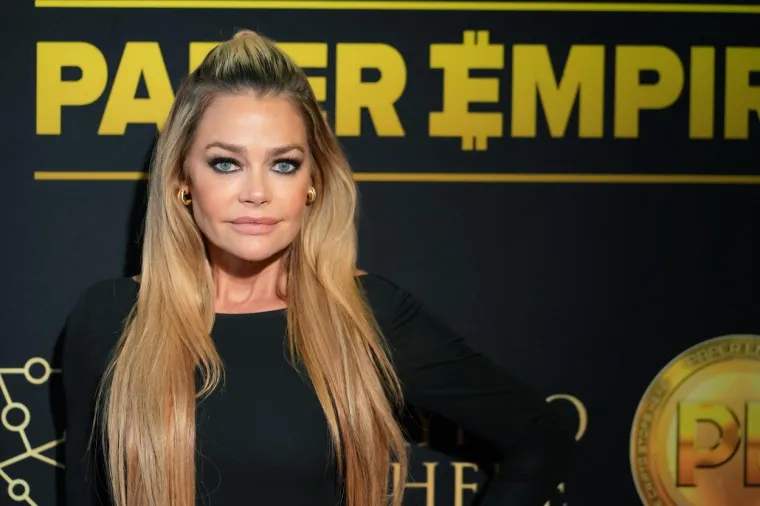 Denise Richards i dalje ima aktivnu karijeru, iako se povukla iz svjetla reflektora u tradicionalnom filmskom smislu. Richards je i dalje aktivna na društvenim mrežama, gdje redovito dijeli trenutke iz svog života i profesionalne projekte.