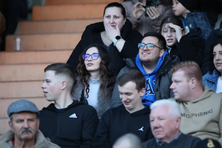 osad je utakmica Varaždina i Dinama okupljala razne dinamovce iz okolice Varaždina, pa i one iz susjednog Međimurja, pa je zapadna domaća tribina bila gotovo kao gostujuća. Ne čudi stoga &scaron;to su posljednje dvije utakmice s Dinamom okupile 8677 i 7314 gledatelja. Interes je sada jo&scaron; i veći jer se prvenstvo "lomi".