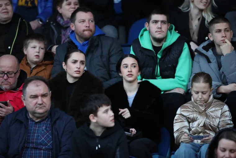 Varaždin je uoči ove utakmice odlučio stati na kraj plavoj invaziji. Prema informacijama Sportskih novosti, Varaždin je odlučio zabraniti dolazak navijačima na zapadnu tribinu ako nose bilo kakvo Dinamovo obilježje. Za Dinamove navijače isključivo je predviđena južna tribina, a cijena ulaznice iznosi 10 eura.