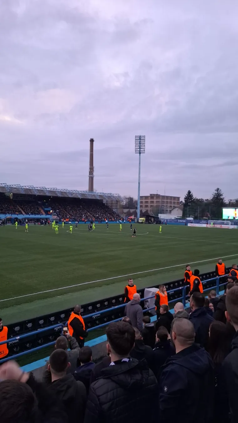 Prekid na utakmici Dinama i Varaždina ostavio sve u čudu, a misteriozne navijačice plijenile pažnju