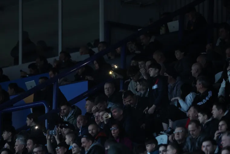 Nakon pola sata igre nastao je mrak na stadionu