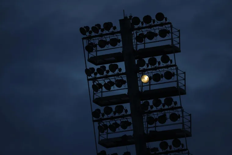 Reflektori su jednostavno prestali raditi, ali na sreću kvar je brzo otklonjen i utakmica je nastavljena